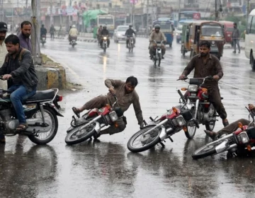 Heavy traffic jam on Shahrah-e-Faisal Karachi from Drigh Road to FTC flyover during light rainy weather