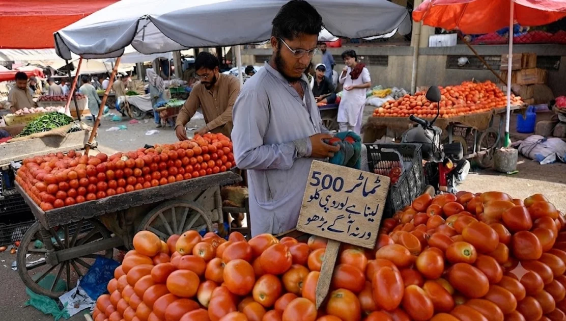 fresh red tomatoes in market with high price tag in pakistan