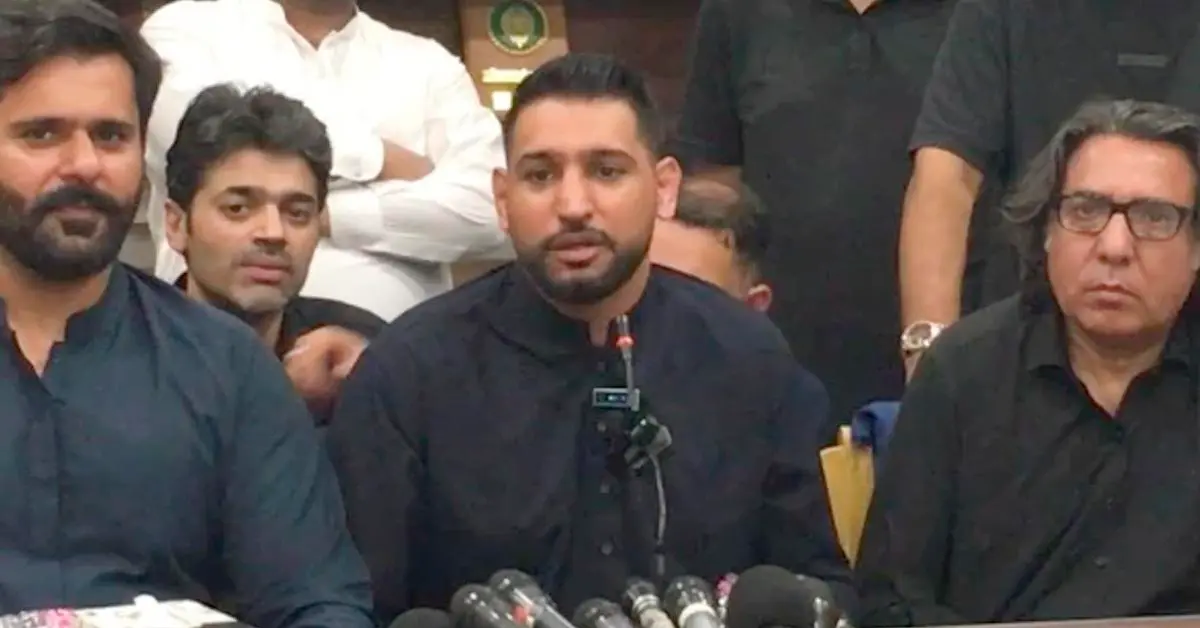 Former world boxing champion Amir Khan wearing traditional Sindhi Ajrak and Topi at Karachi Press Club