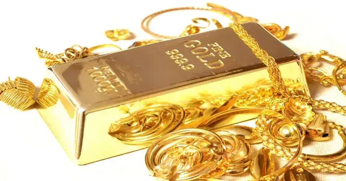 Gold bars and traditional jewelry showing the current gold rate trends in Pakistan