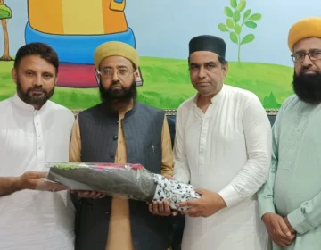 Sajjada Nasheen Mufti Akhtar Ali Qadri being presented bouquets by Rayyan Islamic Center Kasur administration