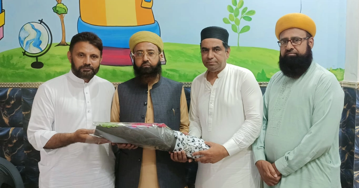 Sajjada Nasheen Mufti Akhtar Ali Qadri being presented bouquets by Rayyan Islamic Center Kasur administration