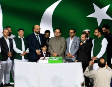 A sleek visual graphic depicting a white crescent and star representing overseas Pakistani Independence Day celebration in UAE without text