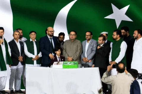 A sleek visual graphic depicting a white crescent and star representing overseas Pakistani Independence Day celebration in UAE without text