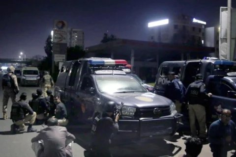 Sindh Police team and forensic vehicle inspecting crime scene after encounter in Karachi